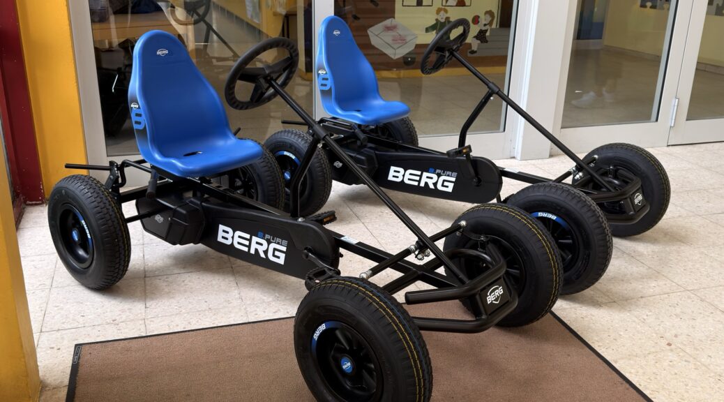 Zwei neue Go-Karts mit blauen Sitzen im Eingangsbereich der Schule